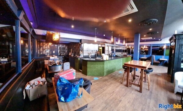 GOOD SIZE LOUNGE BAR FOR SALE PAISLEY Photo 3
