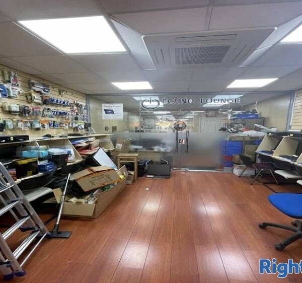 Well established Mobile phone, Vaping shop & Men’s hairdressers For Sale Photo 3