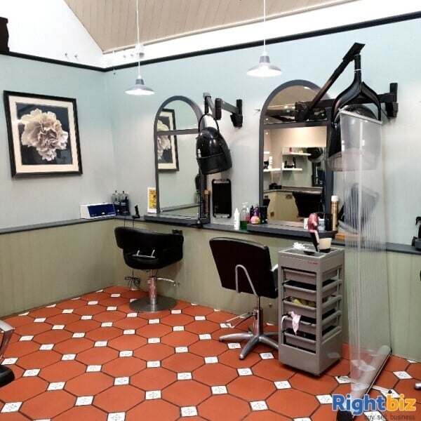 HAIR SALON &BARBERS SHOP TRADING 45 YEARS in centre of historic Oxfordshire market town of Burford. Photo 3