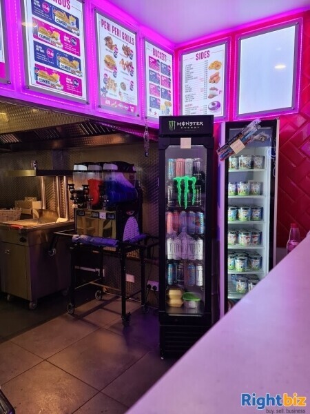 Well Equipped Chicken and Pizza Takeaway in South London Photo 3