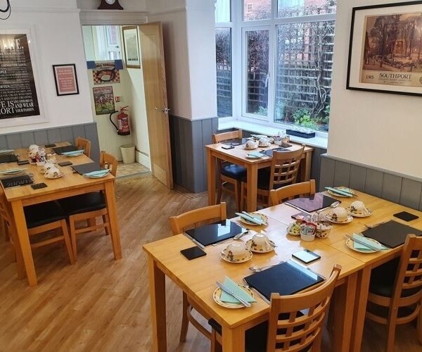 Superb Hotel In Central Location - Southport Photo 3