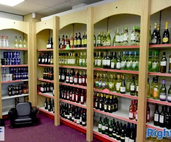 Spacious News / Grocery Store: Herts Town Photo 3