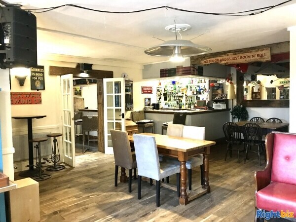 SOMERSET FREEHOUSE SITUATED IN CENTRE OF LARGE VILLAGE Photo 3