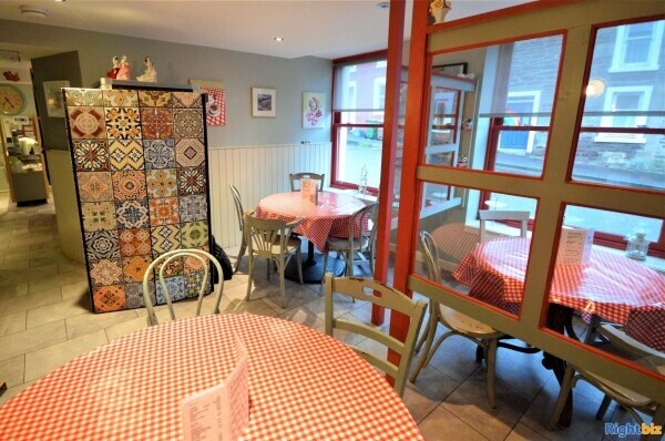 Popular and neatly presented café & coffee shop in the beautiful town of Dunblane (ref 1408) Photo 3