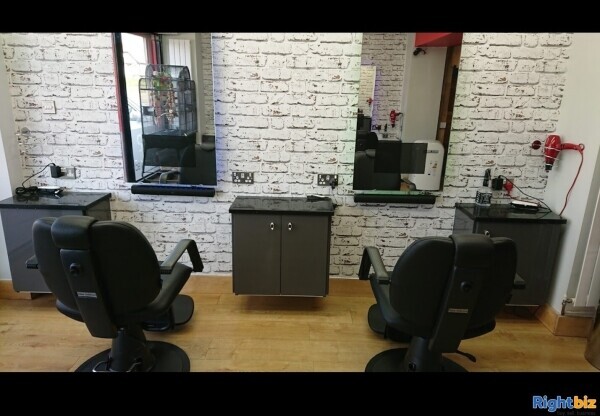 Barber chair for rent in Luton Photo 3