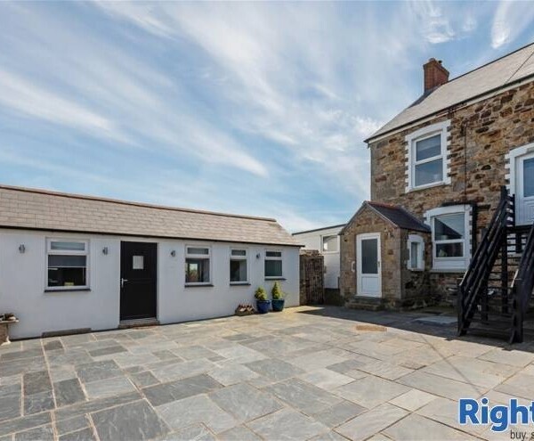 Under Offer: Immaculate Hotel on the North Cornish Coastline For Sale in Perranporth Photo 3