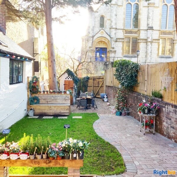 FASHION BOUTIQUE, WITH COFFEE SHOP, IN GRADE II LISTED PREMISES, IN REIGATE, SURREY Photo 3