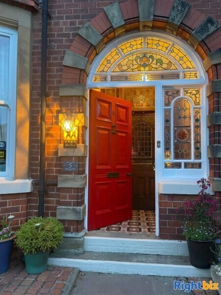 Luxurious Guest House in Whitby with Beach at end of the Road Photo 3