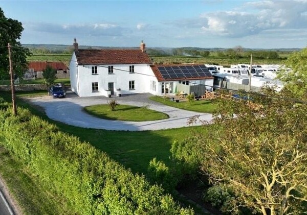 *REDUCED* Luxury Camp site with a large residential property Photo 3