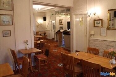 MONMOUTHSHIRE - Market town centre historic pub