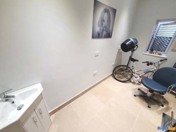 GROUND FLOOR FREEHOLD RETAIL UNIT IN WIMBLEDON, LONDON Photo 3