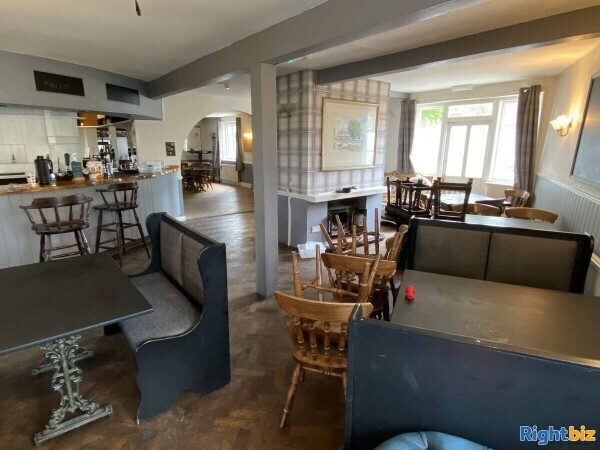 HAMPSHIRE - FREE OF TIE AFFLUENT VILLAGE PUB Photo 3