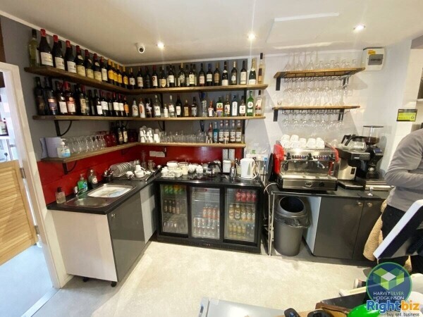 LICENSED CAFE BAR: HALE: Photo 3
