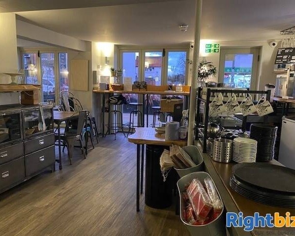High class cafe in prosperous Thameside village in Berkshire Photo 3