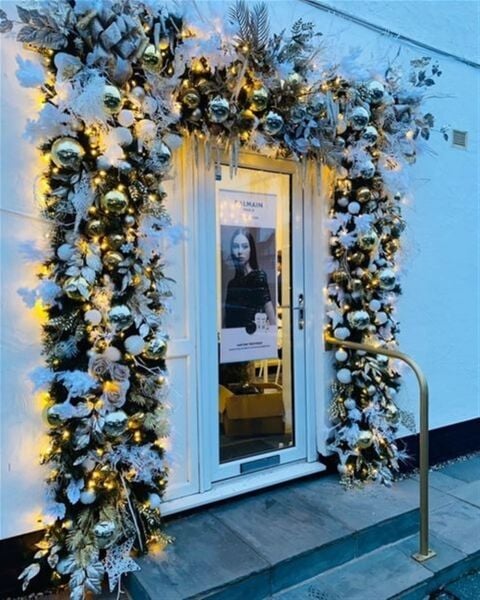 A SPECIALIST IN DESIGNING AND INSTALLING CHRISTMAS LIGHTING DISPLAYS