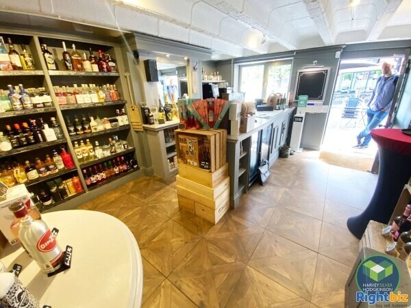 OFF LICENCE/BAR: ALTRINCHAM: Photo 2