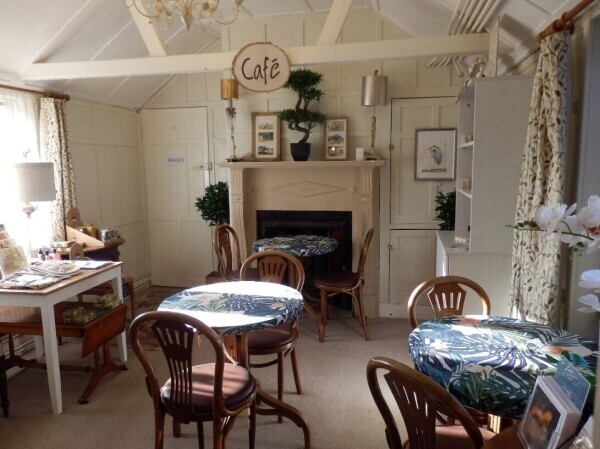 SOUGHT AFTER COUNTRY STORE - SUPERB 3/4 BEDROOM LIVING ACCOMMODATION - NEWBURY AREA, WEST BERKSRD Photo 3