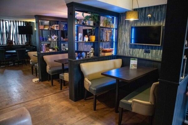 SURREY - PUB IN AFFLUENT HASLEMERE Photo 3