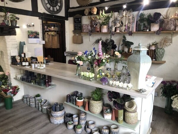 BEAUTIFULLY PRESENTED FLORIST & HOMEWARE SHOP PRIME HIGH STREET LOCATION MID SUSSEX VILLAGE Photo 3