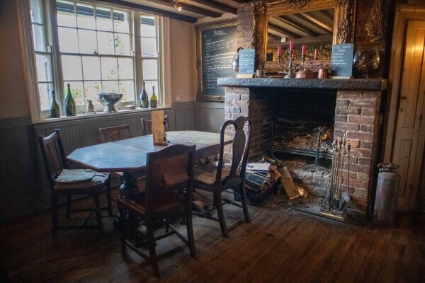 A charming and well presented village pub and restaurant that has bags of potential for a chef patro Photo 3