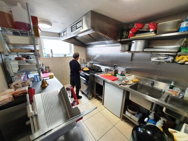 DAY TIME CAFÉ WITH A3 & ALCOHOL LICENCE & REAR GARDEN Photo 3