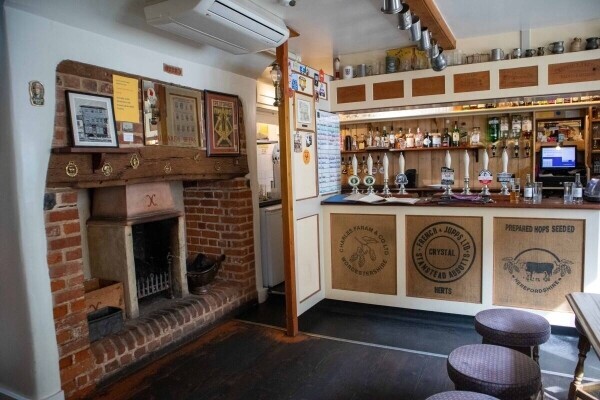HERTFORDSHIRE - TOWN CENTRE FREE HOUSE & BREWERY Photo 3