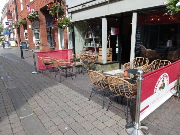 STAFFORDSHIRE – CRAFT BEER AND GIN BAR IN PRIME TOWN CENTRE POSITION Photo 3