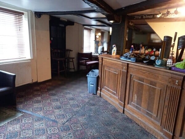 WILTSHIRE - ROADSIDE FREE HOUSE ON TOWN SUBURBS WILTSHIRE - ROADSIDE FREE HOUSE ON TOWN SUBURBS