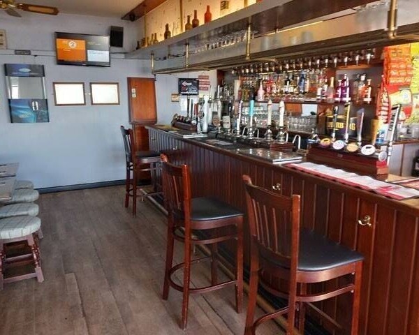PEMBROKESHIRE (SAUNDERSFOOT) - RENOWNED BAR & RESTAURANT LEADING ON TO BEACH Photo 3
