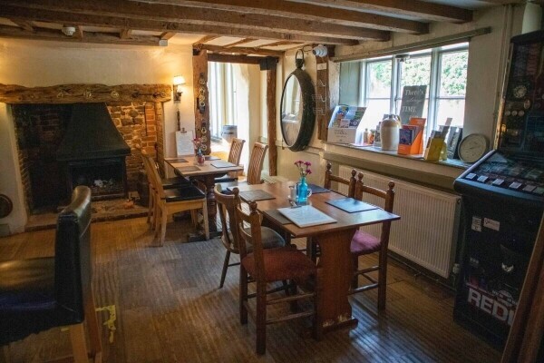 WEST SUSSEX - CHARMING PUB WITH LETTING ROOMS Photo 3