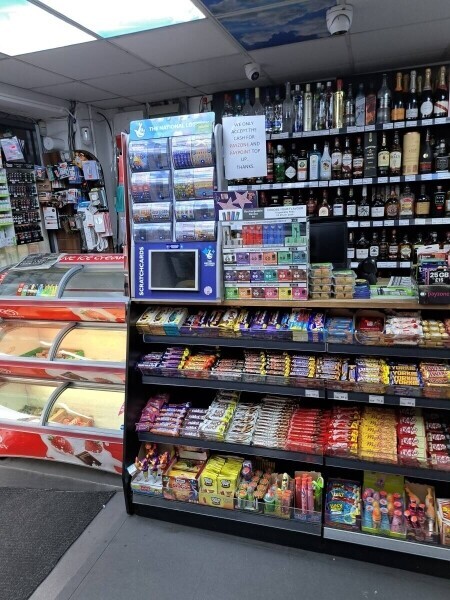 Off licence London big shop tobacco wines spirit Goldmine Photo 3