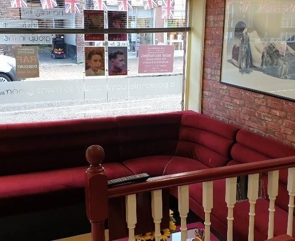 TRADING 35 YEARS! POPULAR BARBERS SHOP in historic market town of Princes Risborough, Bucks. Photo 3
