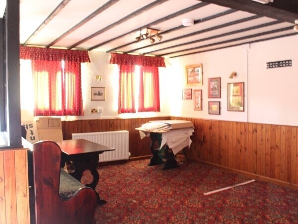 NORTHAMPTONSHIRE - WET LED 4 BEDROOM PUBLIC HOUSE LOCATED IN A RESIDENTIAL AREA Photo 3
