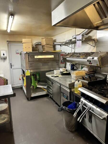 Breakfast pizza and burger restaurant for sale in London. Photo 3