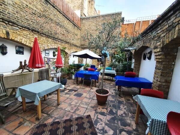 CAFÉ/COFFEE SHOP & DELI WITHIN AFFLUENT WEST LONDON TOWN Photo 3