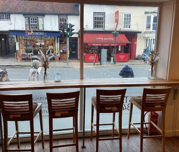Great Opportunity to Own A Unique And Bespoke Tap and Cocktail Bar In The Heart Of Henley-on-Thames Photo 3