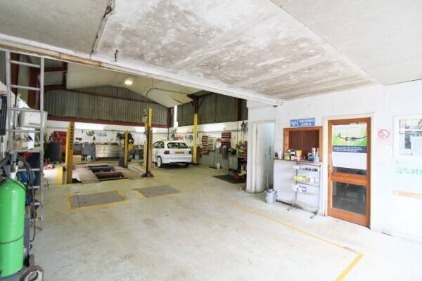 Well established garage located in the town of Annan Photo 3