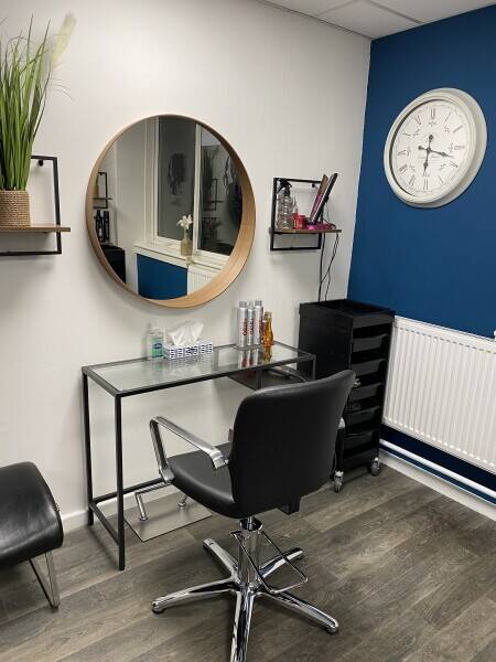 Busy salon set in a busy hotel and conference centre Photo 3