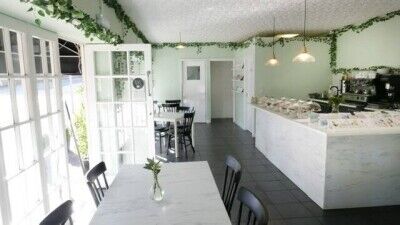TEMPLECOMBE SOUTH SOMERSET, SMART PATISSERIE/CAFE Photo 3