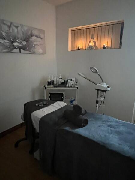 Thriving and Stylish Beauty Salon for Sale in South Ruislip, London Photo 3