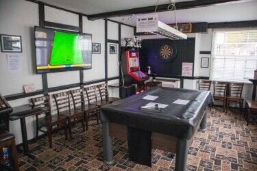 ESSEX - HIGHLY PROFITABLE FREE-OF-TIE PUB Photo 3