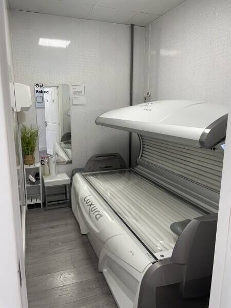 Established sunbed shop - modern with beauty rooms Photo 4