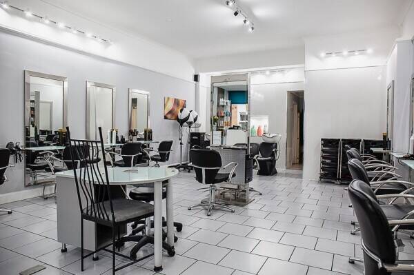 Beautifully presented hair salon located within prime trading location Photo 3