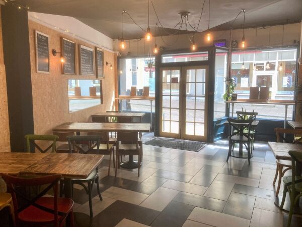 LICENSED PIZZA RESTAURANT/TAKEAWAY Photo 3