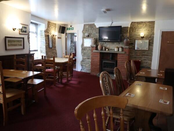 SOMERSET- POPULAR WET LED TOWN FREEHOUSE Photo 3