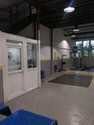 Mot & car servicing Centre in one of the most prominent and busy location Photo 3