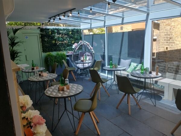 AN INDEPENDENT CAFÉ PROVIDING HEALTHY AND INDULGENT TREATS AN INDEPENDENT CAFÉ PROVIDING HEALTHY AND INDULGENT TREATS