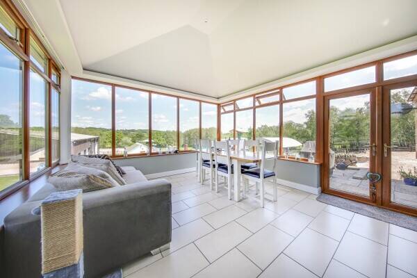 EQUESTRIAN - Yew Tree Bungalow provides an increasingly rare  opportunity to acquire a spacious Photo 3