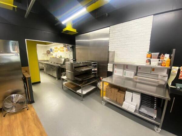 STAFF RUN PIZZA TAKEAWAY & DARK KITCHEN WITHIN SHOPPING CENTRE Photo 3
