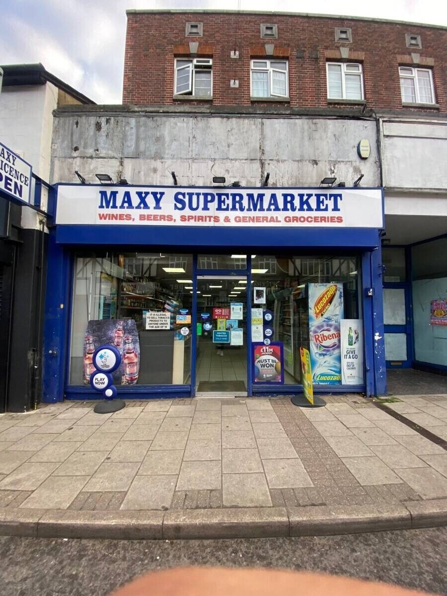 Off licence For sale West Wickham High street with 3 bedroom flat Photo 3
